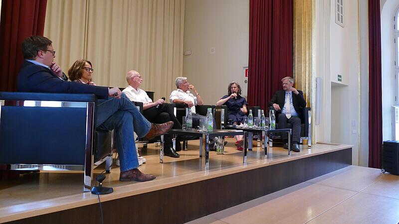 Fair und engagiert diskutierten auf dem Podium (v. links): Benno Pfuhlmann, Eva Nie&szlig;en, Gerhard Reichelt, Georg Beirer, Friederike M&uuml;ller und Moderator Christian W&ouml;lfel