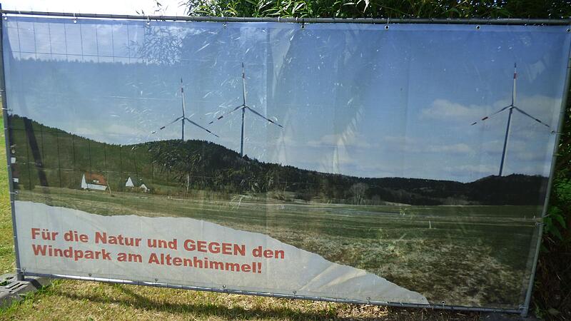 Die Windkraftgegner der Initiative &bdquo;Gegenwind Altenhimmel&ldquo; haben im Ahorntal gro&szlig;e Transparente aufgestellt, auf denen Richtung Waldgebiet &bdquo;Altenhimmel&ldquo; drei Windr&auml;der zu sehen sind. Inzwischen sollen es sechs werden.Forchheim & Fr&auml;nkische Schweiz