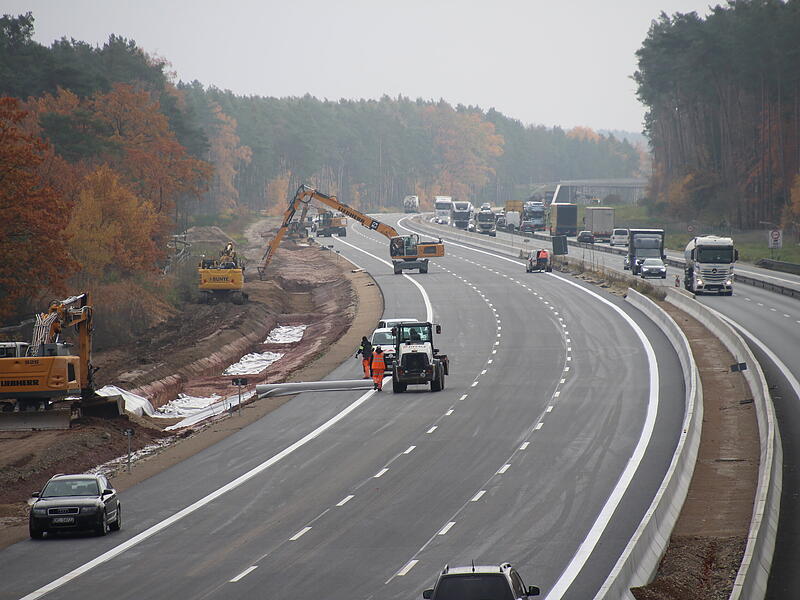 Der A3-Ausbau in der Region: Neben der neuen Fahrbahn Richtung W&uuml;rzburg zwischen Erlangen-West und H&ouml;chstadt-Ost wird noch gegraben.