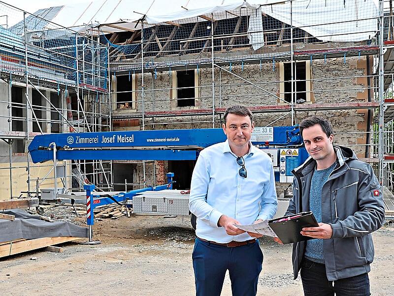 Das Pilgerzentrum nimmt Gestalt an. Bürgermeister Martin Döring (links) und Cedric Fechner vom Bauamt schauen sich auf der Baustelle um. Jetzt beschloss der Marktgemeinderat, dass der Zugang rund um die Uhr möglich sein soll. Das Pilgerzentrum nimmt Gestalt an. Bürgermeister Martin Döring (links) und Cedric Fechner vom Bauamt schauen sich auf der Baustelle um. Jetzt beschloss der Marktgemeinderat, dass der Zugang rund um die Uhr möglich sein soll.