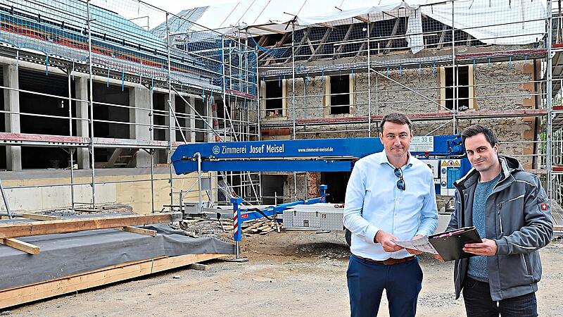 Das Pilgerzentrum nimmt Gestalt an. Bürgermeister Martin Döring (links) und Cedric Fechner vom Bauamt schauen sich auf der Baustelle um. Jetzt beschloss der Marktgemeinderat, dass der Zugang rund um die Uhr möglich sein soll. Das Pilgerzentrum nimmt Gestalt an. Bürgermeister Martin Döring (links) und Cedric Fechner vom Bauamt schauen sich auf der Baustelle um. Jetzt beschloss der Marktgemeinderat, dass der Zugang rund um die Uhr möglich sein soll.