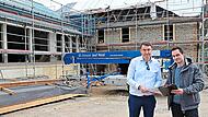 Das Pilgerzentrum nimmt Gestalt an. Bürgermeister Martin Döring (links) und Cedric Fechner vom Bauamt schauen sich auf der Baustelle um. Jetzt beschloss der Marktgemeinderat, dass der Zugang rund um die Uhr möglich sein soll. Das Pilgerzentrum nimmt Gestalt an. Bürgermeister Martin Döring (links) und Cedric Fechner vom Bauamt schauen sich auf der Baustelle um. Jetzt beschloss der Marktgemeinderat, dass der Zugang rund um die Uhr möglich sein soll.