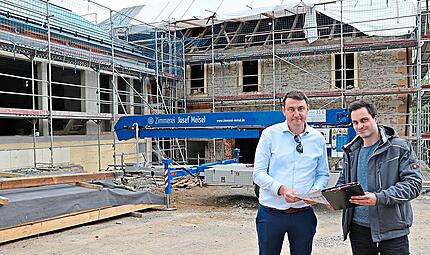 Das Pilgerzentrum nimmt Gestalt an. Bürgermeister Martin Döring (links) und Cedric Fechner vom Bauamt schauen sich auf der Baustelle um. Jetzt beschloss der Marktgemeinderat, dass der Zugang rund um die Uhr möglich sein soll. Das Pilgerzentrum nimmt Gestalt an. Bürgermeister Martin Döring (links) und Cedric Fechner vom Bauamt schauen sich auf der Baustelle um. Jetzt beschloss der Marktgemeinderat, dass der Zugang rund um die Uhr möglich sein soll.