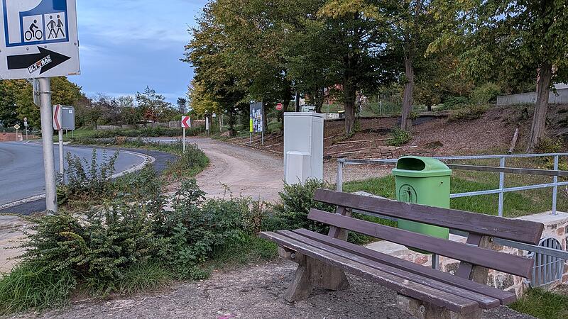 In Zeitlofs soll in der Kurve Brückenauer Straße/Altengronauer Straße an der sogenannten "Platte" ein kleiner Naherholungspark mit Rastmöglichkeit entstehen. In Zeitlofs soll in der Kurve Brückenauer Straße/Altengronauer Straße an der sogenannten "Platte" ein kleiner Naherholungspark mit Rastmöglichkeit entstehen.