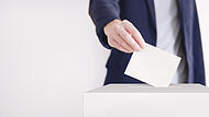 Symbolbild Wähler an Wahlurne