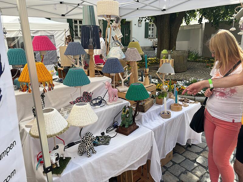 Ein Angebot in den buntesten Farben und unterschiedlichsten Materialien pr&auml;sentierten die Aussteller beim Kunsthandwerkermarkt 2024 in Forchheim