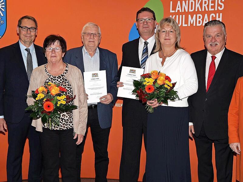 V.l.: Gerhard Theuer (Bürgermeister Rugendorf), Roland Wolfrum (Bürgermeister Stadtsteinach), Christa Pöhlmann, die Träger der kommunalen Dankurkunden Manfred Pöhlmann und Klaus Witzgall, Michaela Witzgall, Landrat Klaus Peter Söllner, Christina ...