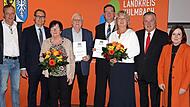 V.l.: Gerhard Theuer (Bürgermeister Rugendorf), Roland Wolfrum (Bürgermeister Stadtsteinach), Christa Pöhlmann, die Träger der kommunalen Dankurkunden Manfred Pöhlmann und Klaus Witzgall, Michaela Witzgall, Landrat Klaus Peter Söllner, Christina ...