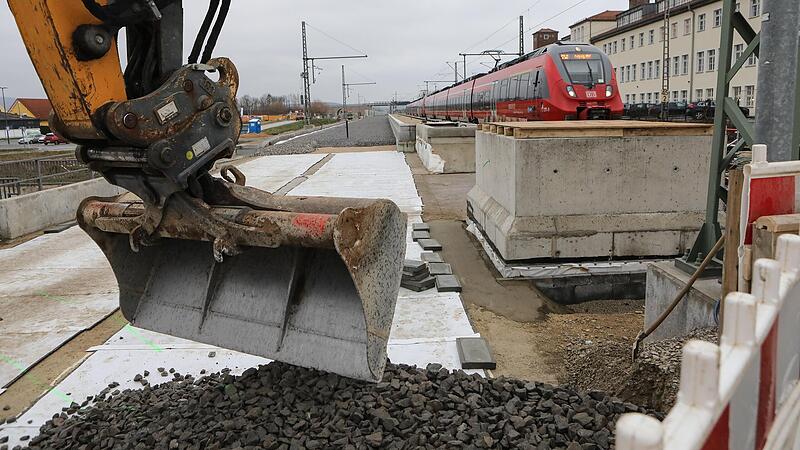 Während der Teilsperrung der Zugstrecke Forchheim-Bamberg will die Bahn den Baufortschritt bei Eggolsheim vorantreiben. Die Großbaustelle bedeutet Einschränkungen für Anwohner und Pendler.Forchheim & Fränkische Schweiz Während der Teilsperrung der Zugstrecke Forchheim-Bamberg will die Bahn den Baufortschritt bei Eggolsheim vorantreiben. Die Großbaustelle bedeutet Einschränkungen für Anwohner und Pendler.Forchheim & Fränkische Schweiz