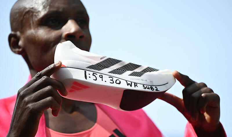 Sie haben die magische Marathon-Weltrekord-Marke von zwei Stunden geknackt:  Sabastian Sawe posiert mit seinem brandneuen Adidas-Schuh, auf den er seine Siegerzeit notiert hat: 1:59:30.