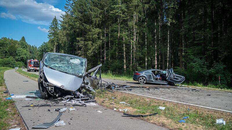 Drei Tote bei Frontalzusammenstoß Drei Tote bei Frontalzusammenstoß