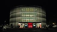 Das Globe strahlt in die Nacht.