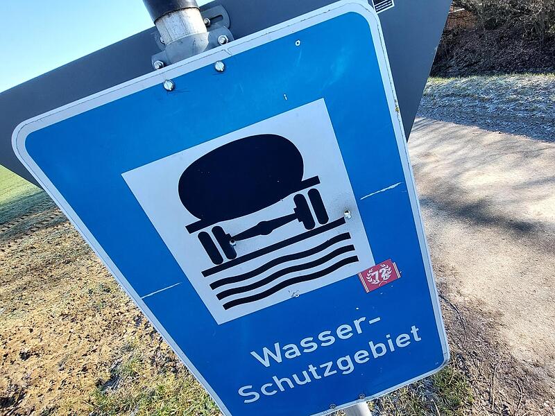 Im Landkreis Forchheim stammt das Trinkwasser nicht nur aus tiefen Brunnen, sondern h&auml;ufig auch aus oberfl&auml;chennahen Quellen. All jene Bereiche eint: Dort gelten strenge Wasserschutzregeln.Forchheim & Fr&auml;nkische Schweiz