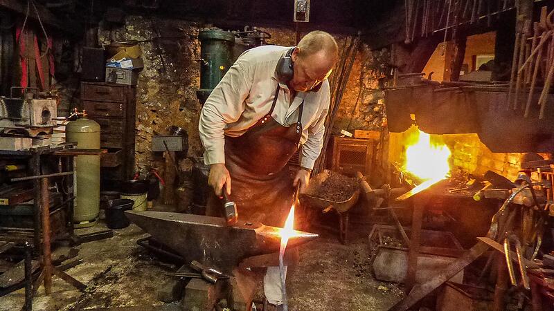 Ein K&ouml;nner bei der Arbeit: Hubert Hunstein in seiner Schmiede in Haag.Forchheim & Fr&auml;nkische Schweiz