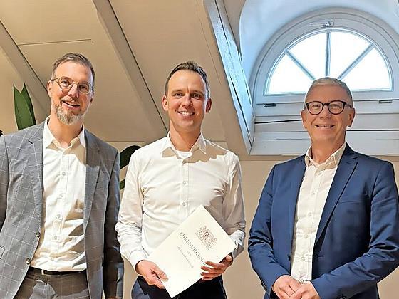 Michael Bartsch (Mitte) feiert sein 25-j&auml;hriges Betriebsjubil&auml;um. Es gratulierten Bereichsleiter Frank Fischer (links) und Vorstand J&uuml;rgen Klubertanz (rechts) von der VR-Bank Bad Kissingen eG.