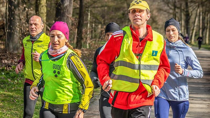 Wer hat hier wen an der langen Leine? Der blinde Läufer Florian Ramer, Micha Rümmer und ihre Mitstreiter von der DJK Teutonia Gaustadt haben ein großes Ziel. Wer hat hier wen an der langen Leine? Der blinde Läufer Florian Ramer, Micha Rümmer und ihre Mitstreiter von der DJK Teutonia Gaustadt haben ein großes Ziel.