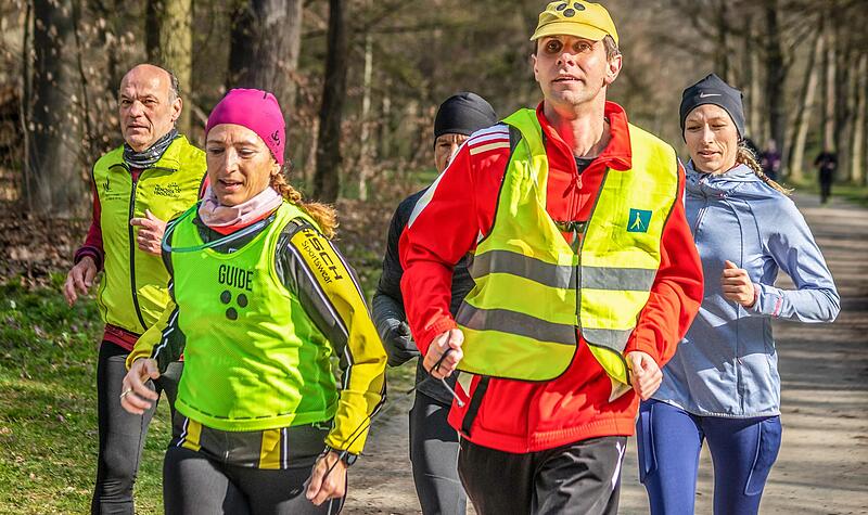 Wer hat hier wen an der langen Leine? Der blinde L&auml;ufer Florian Ramer, Micha R&uuml;mmer und ihre Mitstreiter von der DJK Teutonia Gaustadt haben ein gro&szlig;es Ziel.