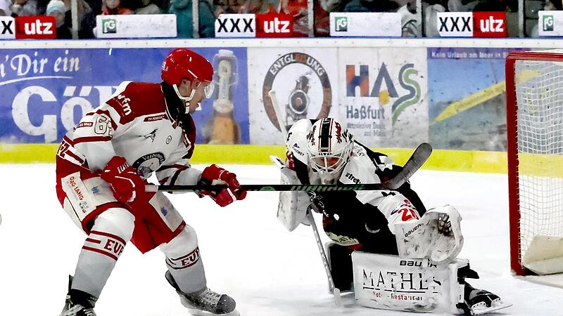 Ha&szlig;furts Torh&uuml;ter Nicolas Hetzel (rechts), laut Trainer Petr Korinek der mit Abstand &bdquo;beste Ha&szlig;furter Spieler&ldquo;, behielt auch in dieser Szene beim Alleingang des Pegnitzers Maciej Postek die Oberhand und schnappt sich den Puck mit der Fanghand.