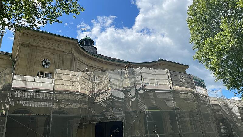 Der Freistaat saniert bis Herbst die Balustrade des Regentenbaus. Deshalb ist das Bad Kissinger Wahrzeichen aktuell hinter einem Bauger&uuml;st versteckt. Zur Front hin wird das Ger&uuml;st nun doch f&uuml;r das renommierte Klassikfestival Kissinger Sommer (20. Juni bis 20. Juli 2025) abgebaut.