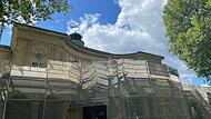 Der Freistaat saniert bis Herbst die Balustrade des Regentenbaus. Deshalb ist das Bad Kissinger Wahrzeichen aktuell hinter einem Baugerüst versteckt. Zur Front hin wird das Gerüst nun doch für das renommierte Klassikfestival Kissinger Sommer (20. Juni bis 20. Juli 2025) abgebaut. Der Freistaat saniert bis Herbst die Balustrade des Regentenbaus. Deshalb ist das Bad Kissinger Wahrzeichen aktuell hinter einem Baugerüst versteckt. Zur Front hin wird das Gerüst nun doch für das renommierte Klassikfestival Kissinger Sommer (20. Juni bis 20. Juli 2025) abgebaut.