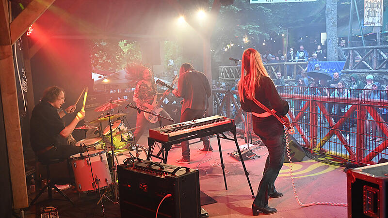 Die Rockband Paralyzed aus Bamberg auf der B&uuml;hne im Kellerwald in Forchheim.