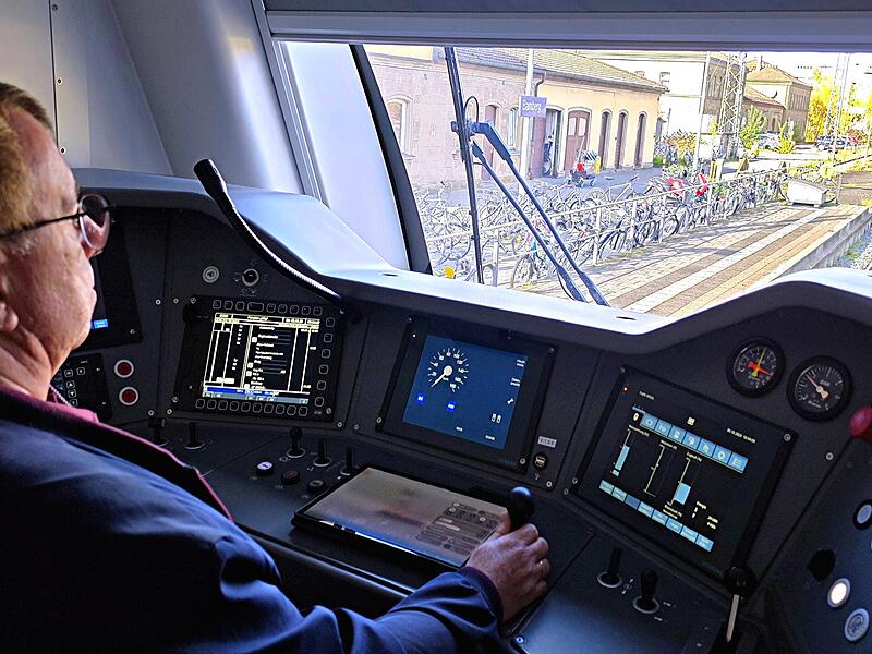 Sieht aus wie im Flugzeug-Cockpit: Der Führerstand des Franken-Thüringen-Expresses.