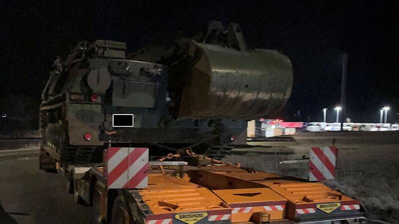 Diesen Schwertransport mit Panzer stoppte die Polizei an der A9 im Landkreis Kulmbach.
