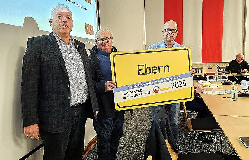Hauptstadt des fairen Handels: Ebern erreichte bei den kleineren Kommunen Platz 2 – dotiert mit 20.000 Euro. Stolz sind (von links): Bürgermeister Jürgen Hennemann und die Stadträte Klaus Schineller und Thomas Limpert.