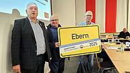 Hauptstadt des fairen Handels: Ebern erreichte bei den kleineren Kommunen Platz 2 – dotiert mit 20.000 Euro. Stolz sind (von links): Bürgermeister Jürgen Hennemann und die Stadträte Klaus Schineller und Thomas Limpert.