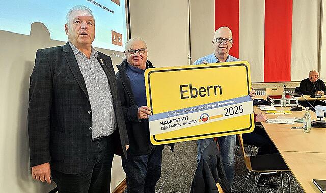 Hauptstadt des fairen Handels: Ebern erreichte bei den kleineren Kommunen Platz 2 – dotiert mit 20.000 Euro. Stolz sind (von links): Bürgermeister Jürgen Hennemann und die Stadträte Klaus Schineller und Thomas Limpert.