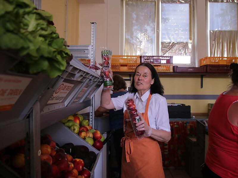 Bis zu 30 Helfer wie Ann Mahlmeister sind an den Ausgabetagen in der Tafel im Einsatz. Bis zu 30 Helfer wie Ann Mahlmeister sind an den Ausgabetagen in der Tafel im Einsatz.