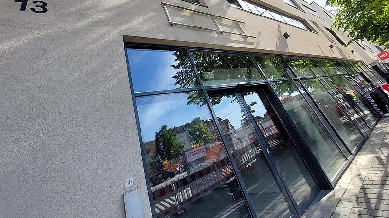 Seit der Rewe-Markt vor einem Jahr dicht gemacht hat, ist es mau in puncto Nahversorgung in Forchheims Innenstadt. Seit Dezember gibt es zwar Günis Supermarkt, aber ein großer Supermarkt fehlt. In den alten Rewe-Räumen soll aber bald neues Leb...Forchheim & Fränkische Schweiz Seit der Rewe-Markt vor einem Jahr dicht gemacht hat, ist es mau in puncto Nahversorgung in Forchheims Innenstadt. Seit Dezember gibt es zwar Günis Supermarkt, aber ein großer Supermarkt fehlt. In den alten Rewe-Räumen soll aber bald neues Leb...Forchheim & Fränkische Schweiz