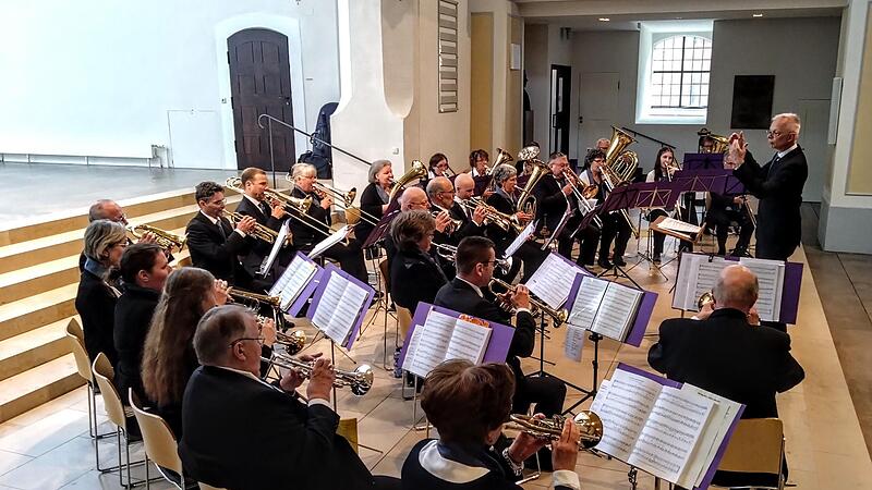 Peter Stenglein dirigiert den Posaunenchor St. Moriz beim Jahreskonzert.