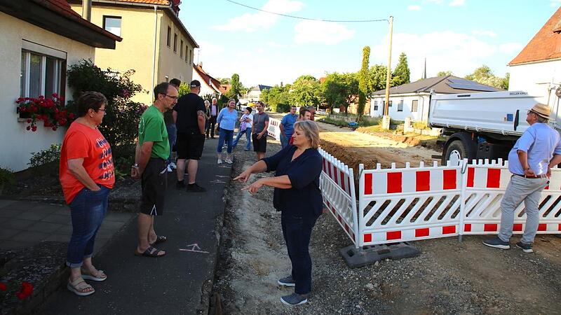 „Hier soll eine Lampe hinkommen“, erläuterte Bürgermeisterin Nina Liebermann Anwohnern der Ortsdurchgangsstraße in Gleußen.  Vor kurzem  informierte sich der Gemeinderat Itzgrund über den Fortschritt großer Baumaßnahmen im Gemeindegebiet.