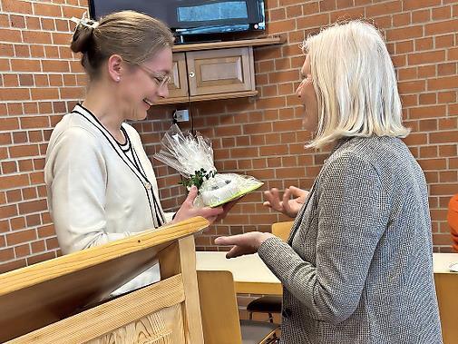 Angela Wilm bedankte sich bei der Theologin Gertrud Pechmann f&uuml;r den kurzweiligen Vortrag mit einem Pr&auml;sent.