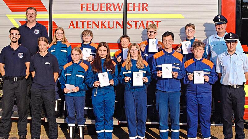 Stolze Absolventen der Prüfung „Jugendflamme“. Mit im Bild rechts der stellvertretende Altenkunstadter Kommandant Michael Oppel, der stellvertretende Kreisjugendwart Roland Dauer und ganz links der Altenkunstadter Jugendwart Michael Maier.Roland D... Stolze Absolventen der Prüfung „Jugendflamme“. Mit im Bild rechts der stellvertretende Altenkunstadter Kommandant Michael Oppel, der stellvertretende Kreisjugendwart Roland Dauer und ganz links der Altenkunstadter Jugendwart Michael Maier.Roland D...