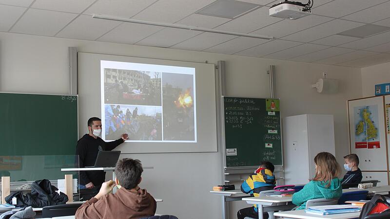 Lehrer Stefan Holland von der Staatlichen Realschule Hirschaid vermittelt der Klasse 6A das Basiswissen &uuml;ber den Ukrainekrieg.