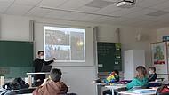 Lehrer Stefan Holland von der Staatlichen Realschule Hirschaid vermittelt der Klasse 6A das Basiswissen &uuml;ber den Ukrainekrieg.