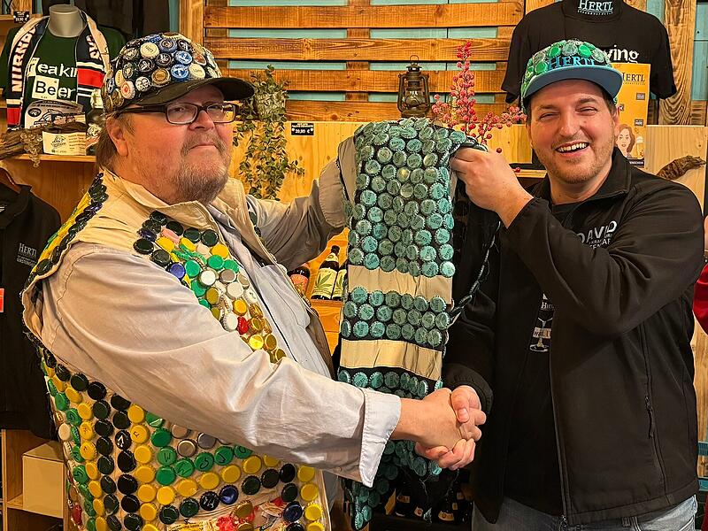 Die feierliche &Uuml;bergabe: Rund 800 Kronkorken waren f&uuml;r die Kappe und die Weste f&uuml;r die Brauerei Hertl n&ouml;tig.