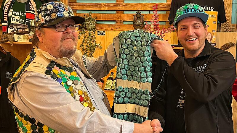 Die feierliche &Uuml;bergabe: Rund 800 Kronkorken waren f&uuml;r die Kappe und die Weste f&uuml;r die Brauerei Hertl n&ouml;tig.