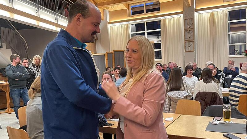 Stichwahlgegner Steffen Kandler gratulierte der Siegerin und sicherte ihr seine Unterstützung zu. Stichwahlgegner Steffen Kandler gratulierte der Siegerin und sicherte ihr seine Unterstützung zu.