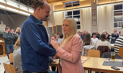 Stichwahlgegner Steffen Kandler gratulierte der Siegerin und sicherte ihr seine Unterstützung zu. Stichwahlgegner Steffen Kandler gratulierte der Siegerin und sicherte ihr seine Unterstützung zu.