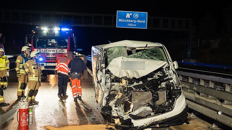 Kleinbus kollidiert mit Wohnmobil - Acht Verletzte auf A9 Kleinbus kollidiert mit Wohnmobil - Acht Verletzte auf A9