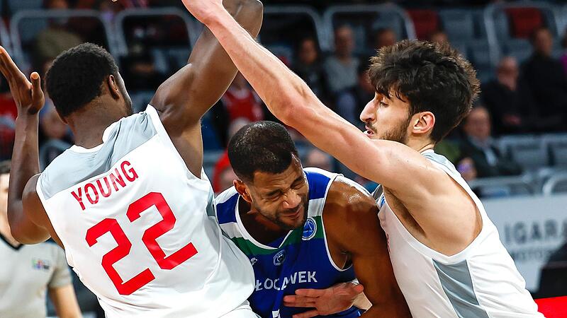Solomon Young (links) und Gabriel Chachashvili stoppen gemeinsam Wloclaweks Josh Bostic, der im Hinspiel mit 20 Punkten Topscorer der Polen war. Der Amerikaner steht aber nicht mehr im Anwil-Kader.