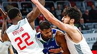 Solomon Young (links) und Gabriel Chachashvili stoppen gemeinsam Wloclaweks Josh Bostic, der im Hinspiel mit 20 Punkten Topscorer der Polen war. Der Amerikaner steht aber nicht mehr im Anwil-Kader.