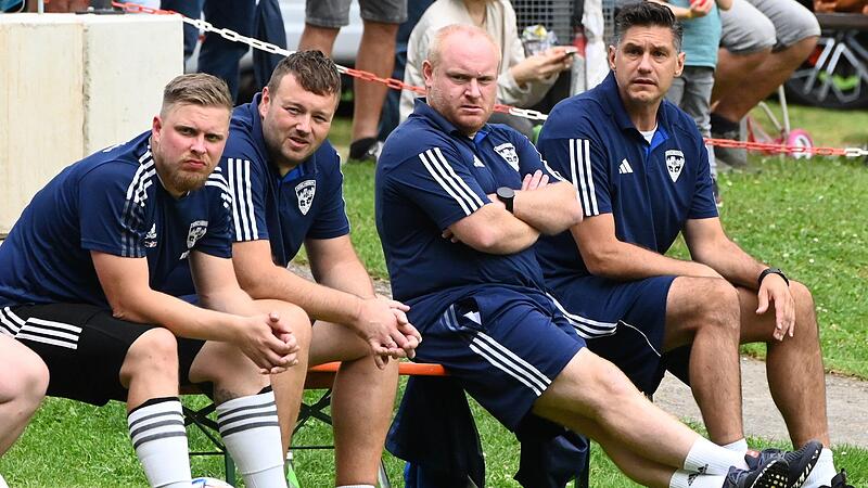Konnten am Wochenende ihr Team nicht zum vierten Sieg in Folge f&uuml;hren. Die Trainer Achim Engel, Marcel Pavel, Sportleiter Christian Holzmann und Torwarttrainer Marcel K&uuml;hn (von rechts).