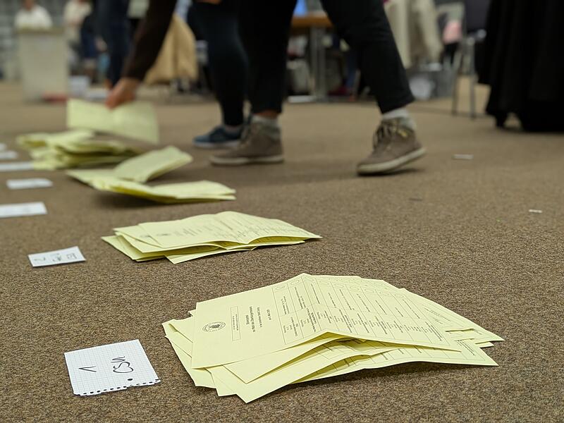 In der HUK-Arena werden die Briefw&auml;hler f&uuml;r die Stadt Coburg ausgez&auml;hlt.