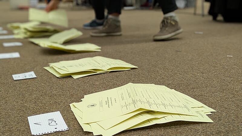 In der HUK-Arena werden die Briefw&auml;hler f&uuml;r die Stadt Coburg ausgez&auml;hlt.