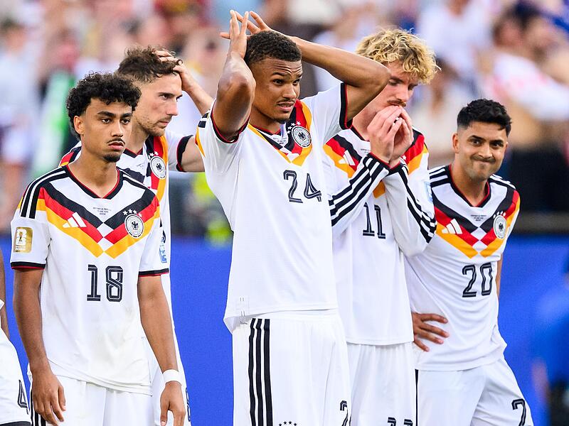 So sehen Verlierer aus: Das DFB-Team um (von links) Nathaniel Brown, Leon Goretzka, Malick Thiaw, Nick Woltemade und Nadiem Amiri scheitert an Paraguay.Tom Weller, dpa