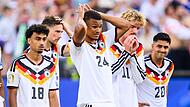 So sehen Verlierer aus: Das DFB-Team um (von links) Nathaniel Brown, Leon Goretzka, Malick Thiaw, Nick Woltemade und Nadiem Amiri scheitert an Paraguay.Tom Weller, dpa